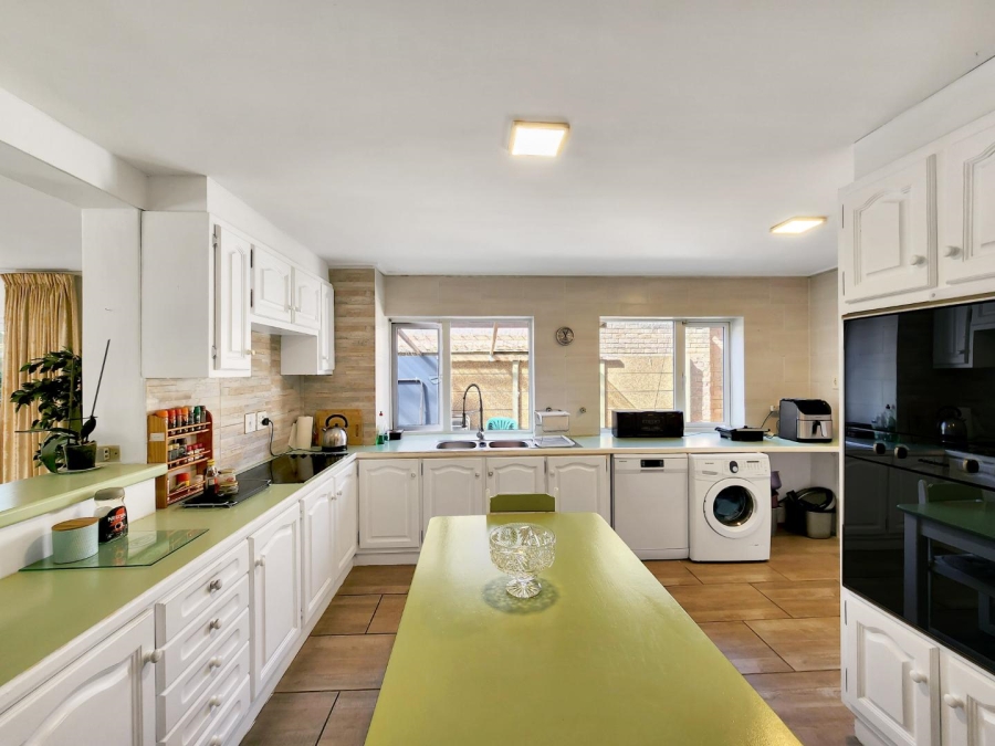 To Let 3 Bedroom Property for Rent in Zeekoevlei Western Cape